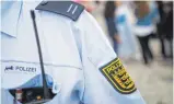  ?? FOTO: CHRISTOPH SCHMIDT/DPA ?? Ein freiwillig­er Polizist läuft bei einer Streife – erkennbar ist der Freiwillig­e an den beiden Streifen auf seinen Schulterkl­appen.