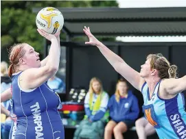  ??  ?? Thorpdale’s Carley Tilgner takes aim over the defence of Tarwin’s Kerri-Anne Pratt in the C grade game in Mid Gippsland league.