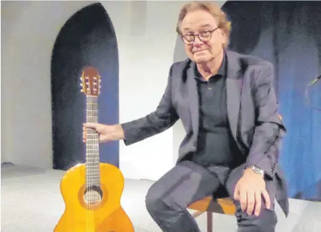  ?? FOTO: MONAIKA FISCHER ?? Während der Lesung aus seiner Biografie greift Klaus Hoffmann immer wieder zur Gitarre.