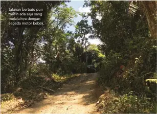  ??  ?? Jalanan berbatu pun masih ada saja yang melaluinya dengan sepeda motor bebek.