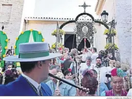  ?? JUAN CARLOS MUÑOZ ?? Ambiente festivo en la salida del simpecado de Gines.