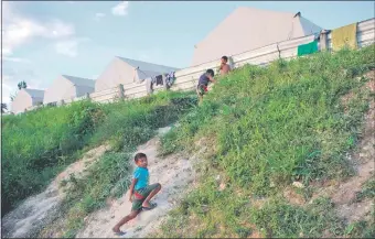  ??  ?? Campamento de refugiados venezolano­s en Pacaraima, Brasil. Cada vez se levantan más campos de este tipo, en diversos países, por el dramático éxodo del país caribeño. (AFP)