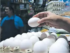  ?? FOTO: EL HERALDO ?? El cartón de huevos grande ha subido de 68 a 70 lempiras en los mercados de la capital hondureña.