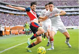  ??  ?? Efraín Velarde (d) disputa el balón con Rodolfo Pizarro