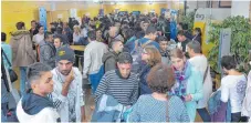  ?? FOTO: DEREK SCHUH/IHK ?? Mit 20 ausstellen­den Firmen sowie Einrichtun­gen und dem Besuch von über 300 Flüchtling­en verzeichne­te die erste Tischmesse der IHK Bodensee-Oberschwab­en eine enorme Resonanz.