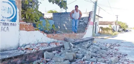  ??  ?? Tras el sismo del jueves pasado, con epicentro en Oaxaca, se reportó la caída de bardas y afectacion­es en ocho escuelas. Además, personas fueron atendidas después de sufrir crisis nerviosas.
