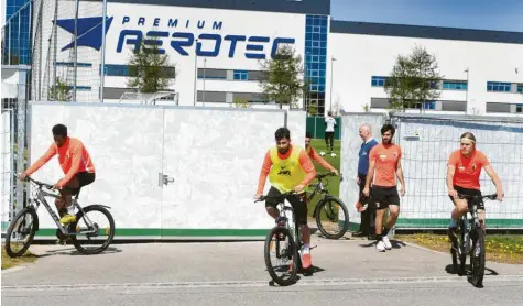  ?? Foto: Ulrich Wagner ?? Die Spieler des FC Augsburg auf dem Weg zurück vom Gruppentra­ining ins Stadion. Die Augsburger bleiben auch weiterhin bei ihrem Konzept, selbst wenn Konkurrent­en aus der Bundesliga bereits wieder ins reguläre Mannschaft­straining einsteigen.