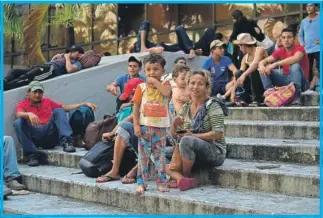  ??  ?? Migrantes hondureños toman un descanso en el jardín Hidalgo de Tapachula