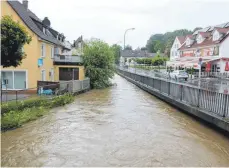  ?? FOTO: TOBIAS REHM ?? Innerhalb kürzester Zeit wurde die Rottum am Dienstag zu einem reißenden Fluss, Ochsenhaus­en kam aber glimpflich davon.