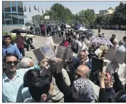  ??  ?? Les Iraniens se sont rendus massivemen­t dans les bureaux de vote. (Photo MaxPPP)