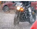  ?? FOTO: KAY NIETFELD/ ?? Ein starkes Gewitter macht das Fahren unsicher. Motorradfa­hrer sollten ihre Maschine abstellen und einen Unterstand suchen.