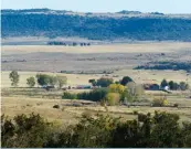  ??  ?? Die bergagtige Quaggafont­ein is nie een van die maklikste plase om op te boer nie, maar skilderagt­ig mooi. FOTO: VERSKAF