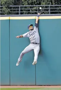  ?? TONY DEJAK/THE ASSOCIATED PRESS ?? The Rays’ Kevin Kiermaier catches a fly ball hit by the Indian’s Jason Kipnis for the last out of a game Wednesday in Cleveland. The Rays won, 7-4.