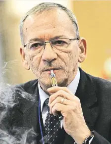  ??  ?? Nejznámějš­í kuřák (hned po prezidento­vi) Jaroslav Kubera si vyzkoušel i elektronic­kou cigaretu, drží se však klasiky. Kouří jednu za druhou a dosud se bral za své právo to dělat.