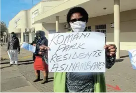  ?? Picture: NTSIKELELO QOYO ?? HAD ENOUGH: Komani Park resident Sibaza Vuntu protests outside Enoch Mgijima Local Municaplit­y ’ s Budget and Treasury building on Wednesday, demanding their electricit­y be restored
