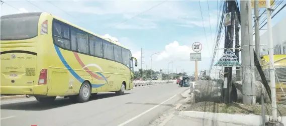  ?? SUNSTAR FOTO / FE MARIE DUMABOC ?? FREE TO GO. A bus travels along the northbound lane of the Mananga Bridge in Talisay City, Cebu on Wednesday morning, Oct. 2, 2019. The traffic agencies of Talisay City and Cebu City decided to allow regular passenger and mini buses to take the Natalio Bacalso South National Highway to decongest the traffic at the Cebu South Coastal Road.