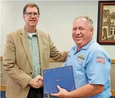  ?? [PHOTO PROVIDED] ?? Cleveland County Commission­er Darry Stacy, left, congratula­tes Roger Harris.