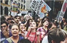  ?? EFE ?? Bienvenida. Un grupo de personas protestan fuera de la Torre Trump en Nueva York ayer, a la espera del presidente Trump a Nueva York.