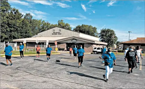  ?? TED SLOWIK/DAILY SOUTHTOWN PHOTOS ?? South suburban line dancers step to music during a peace walk event Friday outside the Dolton Park District administra­tion center.