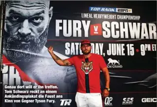  ??  ?? Genau dort will er ihn treffen. Tom Schwarz reckt an einem Ankündings­plakat die Faust ans Kinn von Gegner Tyson Fury.