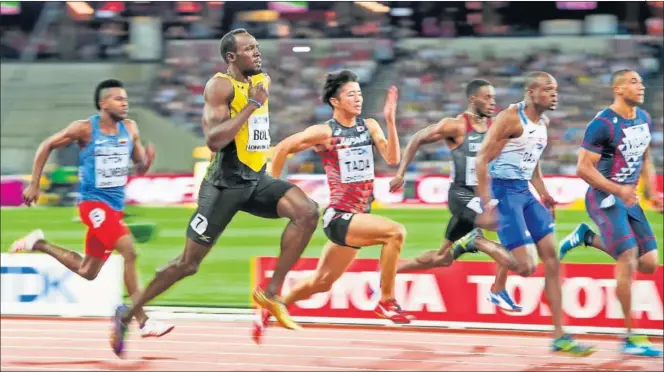  ??  ?? REMONTADA. Usain Bolt salió mal, remontó y se llevó su serie de 100 con un tiempo de 10.07. Esta tarde, semifinale­s y final en sus últimos Mundiales, en Londres.