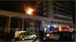  ?? (Photos Franck Fernandes et J. M. Poupart) ?? Un incendie particuliè­rement virulent a endeuillé le quartier Saint-Roch à Nice.