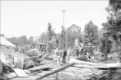  ??  ?? Cuatro décadas de futbol americano quedaron sepultadas en ese emblemátic­o campo. Foto Alfredo Domínguez