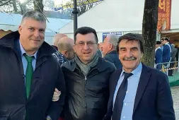  ??  ?? Prove di unione Mantovani alla festa della Lega con Pellizzari e Da Re