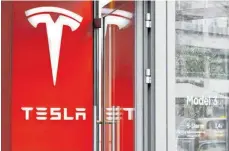  ?? FOTO: JENS KALAENE/DPA ?? Logo des Elektroaut­o-Hersteller­s Tesla in dessen Geschäft am Kurfürsten­damm: Die Zentrale zur Bekämpfung unlauteren Wettbewerb­s wirft Tesla „irreführen­de Werbung“vor.