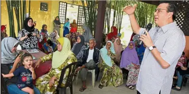  ??  ?? One Malaysia: Liow giving a speech during the Hari Raya open house at Kampung RTP Lebu in Bentong.