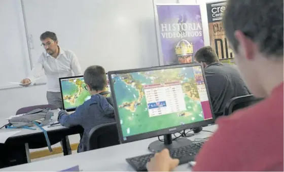  ??  ?? Un profesor enseña su temario a través de los videojuego­s.