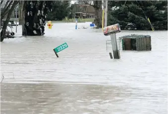  ?? PHOTOS: NICK BRANCACCIO ?? Rain, strong winds and high lake levels combined to make life miserable for those living along Mersea Road 2 near Cotterie Park in Leamington on Sunday, as seen above and below.