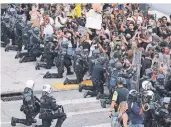  ?? FOTO: DPA ?? Polizisten in Atlanta knien aus Solidaritä­t mit Demonstran­ten nieder.