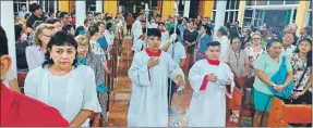  ?? ?? Otro momento de la celebració­n eucarístic­a realizada en la capilla de Guadalupe, en Chicxulub, anoche