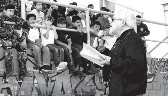  ?? ESPECIAL ?? El escritor Felipe Garrido durante una lectura para niños en un recinto de la ciudad fronteriza.