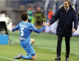  ?? GETTY ?? Riccardo Saponara, 24 anni, si inginocchi­a davanti a Marco Giampaolo, 48 anni