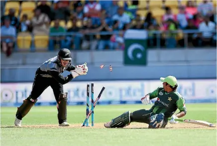  ?? RAGHAVAN VENUGOPAL/PHOTOSPORT ?? Captain Sarfraz Ahmed is stranded and New Zealand wicketkeep­er Glenn Phillips does the rest off the bowling of Mitchell Santner.