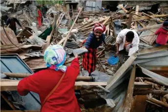  ?? FOTO: BAZ RATNER, REUTERS/NTB SCANPIX ?? Beboere forsøkte å redde eiendelene sine ut av de ødelagte husene mandag.
