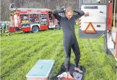  ?? FOTO: THOMAS WARNACK ?? Rettungsta­ucher waren für die Bergung im Einsatz.