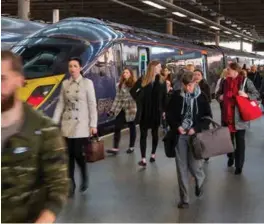  ?? FOTO: FREDRIK REFVEM ?? Millioner av pendlere reiser med tog til og fra jobb i London hver dag. Her fra en av de store knutepunkt­ene, St. Pancras Station.