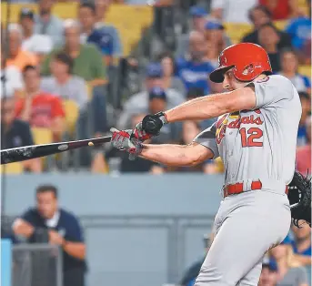  ??  ?? Paul DeJong, des Cardinals de St. Louis, s’élance et cogne un circuit de deux points contre les Dodgers de Los Angeles, mercredi. - Associated Press: Mark J. Terrill