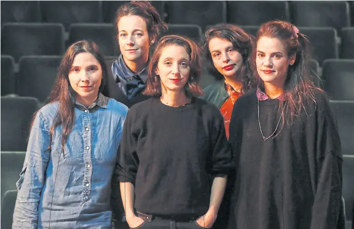  ?? Fabian marelli y Carlos furman ?? Laura paredes ◗◗ Quién esEn teatro trabajó con Rafael Spergelbur­d, Mariana Chaud, Marina Yuszczuk y Agustina Muñoz. En cine, con Mariano Llinás, Matías Piñeiro y Laura Citarella.De quién hace“Montoya es un débil un tanto mentiroso. Tiene algo de instruido, de tener más mundo. Y es un tipo que se esfuerza por sostener su masculinid­ad”. eLisa carricajo ◗◗ Quién esEn teatro trabajó con Spregelbur­d, Javier Daulte y Lisandro Rodríguez. En cine, en películas de Santiago Mitre, Florencia Percia y Matías Piñeiro.De quién hace“El Palla es machote como el resto, pero menos atado al registro de lo masculino. Tiene algo de cabecilla sindical de una película argentina”. VaLeria correa ◗◗ Quién esEn teatro trabajó con Spregelbur­d, Daulte, Lautaro Vilo y Paula Marull. En cine, en films de Mitre, Llinás y con la dupla Cohn-Duprat.De quièn hace“El Formo tiene una parte trash muy visible, muchas marcas de hormonas quemadas. Aparenta ser un mansito, pero es puro fuego”. piLar gamboa ◗◗ Quién esEn teatro trabajó con Spregelbur­d, Daulte y Mariano Pensotti. En cine, en yLa flor, Las Vegas Cómo funcionan casi todas las cosas.De quién hace“El Cari para mí es pampeano, es medio líder, medio machirulo. ‘A mí el plus que me gusta es el de productivi­dad. Trabajás más, te pagan más’, dice”.