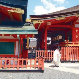  ??  ?? A monk at the Fushimi Inari Shrine