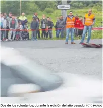  ?? FOTO PARDO ?? Dos de los voluntario­s, durante la edición del año pasado.