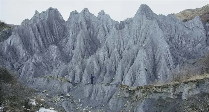  ?? PHOTOS PROVIDED TO CHINA DAILY ?? An episode of the new documentar­y, Master Class, features landscape paintings. Photograph­er Zhang Kechun treks to remote snowy mountains, using cameras and lighting to create photos which look like living landscape paintings.