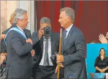  ??  ?? TRANSMISIO­N OFICIAL. La dirección de cámara (atribuida a Tristán Bauer) no permitió ver cuando Macri le entregó el bastón de mando a Alberto. En las imágenes se observa cómo las cámaras evitan captar ese trascenden­tal momento enfocando al público. Cuando regresan al estrado, Alberto ya tiene el bastón en sus manos.