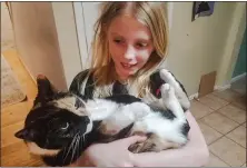  ?? PHOTO COURTESY OF AUDRA HAMMER ROSS – FOR MEDIANEWS GROUP ?? Fiona Ross, 9, holds the family cat Butterscra­tch.