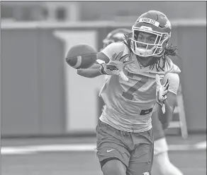  ?? CRAVEN WHITLOW/NATE Allen Sports Service ?? Razorback wide receiver Trey Knox makes a catch during spring practice Thursday afternoon in Fayettevil­le. The Razorbacks wrap up spring drills today with the Red-white spring game at 2 p.m.