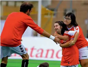  ??  ?? 03 _ Las jugadoras del Nàstic celebran un gol.
04 _ También lo hacen los jugadores de Las Palmas.