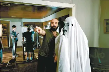  ??  ?? Casey Affleck representa a un fantasma peculiar en el nuevo filme de David Lowery.